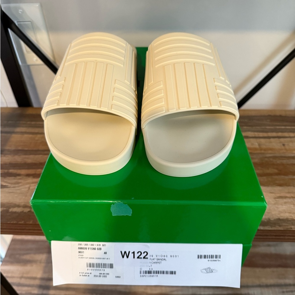 NWT Bottega Veneta Cream Slide Sandals